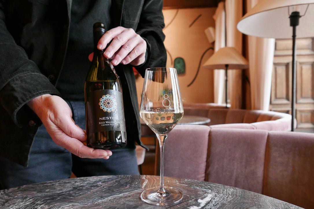 Nestor Weine serviert in Weinglas